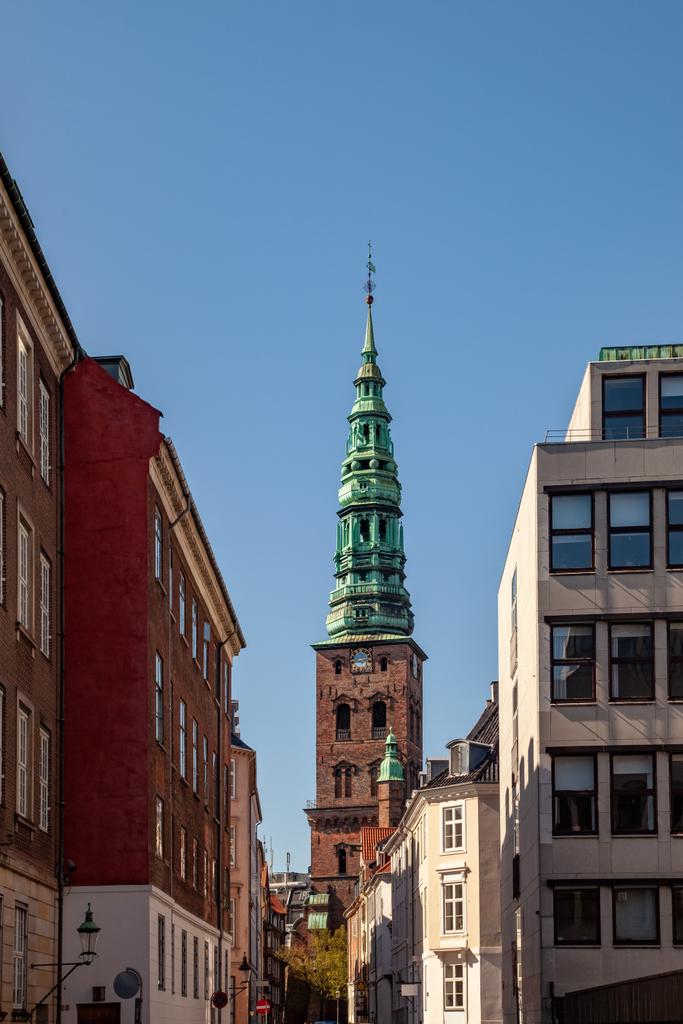 Стара вежа з високими Шпиль та історичні будівлі на вулиці в Копенгагені, Данія - Фото, зображення