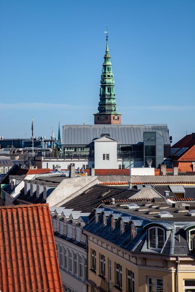 воздушный вид на красивый городской пейзаж с историческими и современными зданиями в Копенгагене, плотность
 - Фото, изображение