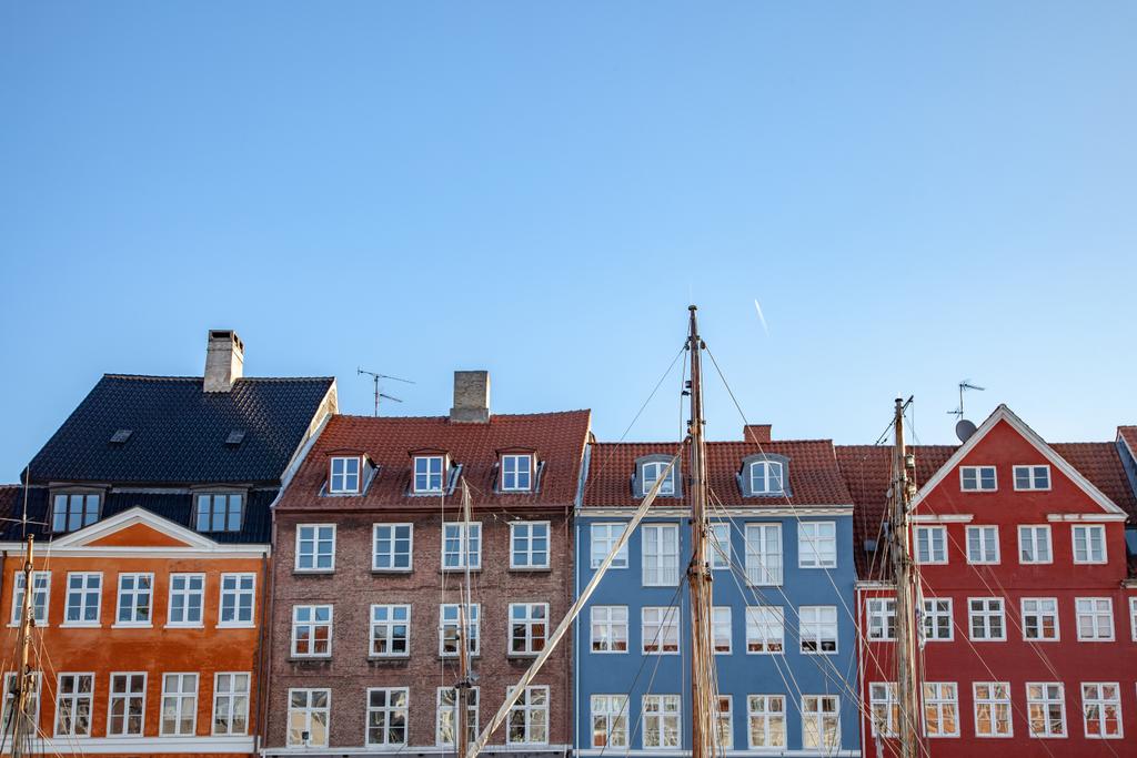όμορφη πολύχρωμα ιστορικά κτίρια κατά της μπλε του ουρανού στην Κοπεγχάγη, Δανία - Φωτογραφία, εικόνα