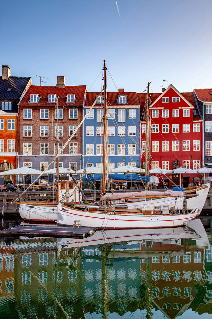 COPENHAGUE, DANEMARK - 6 MAI 2018 : bateaux et beaux bâtiments historiques reflétés dans l'eau calme, copenhagen, Danemark
 - Photo, image