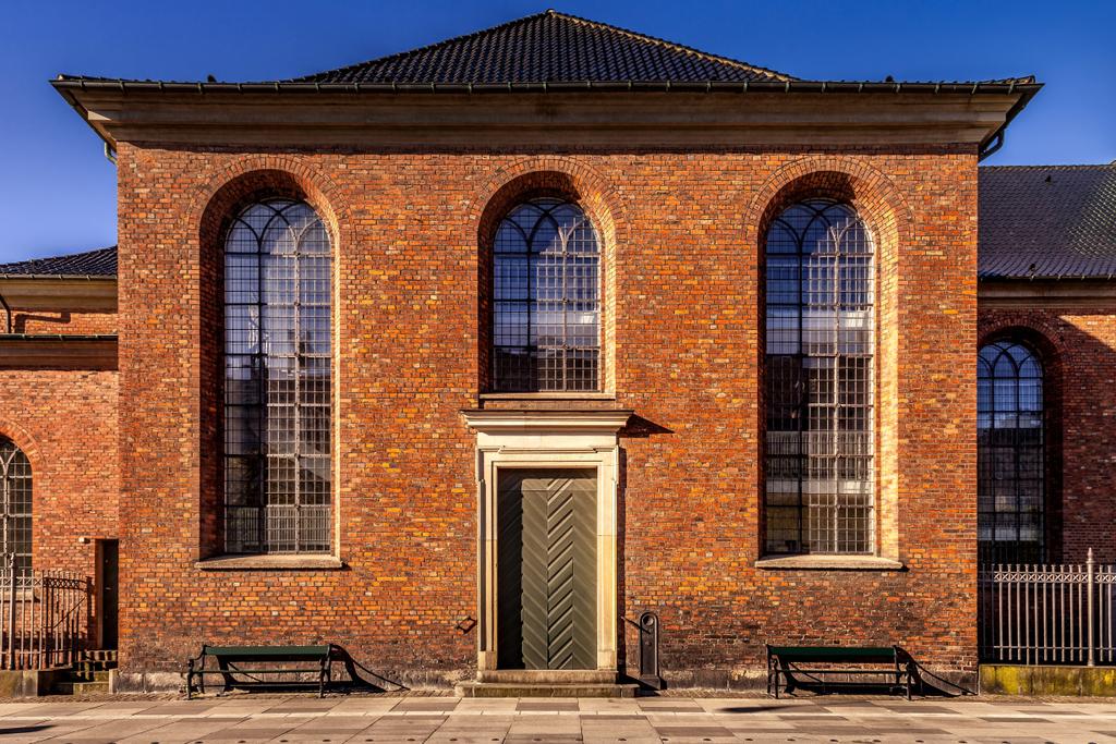 красивое коричневое здание с большими окнами на пустой улице в Копенгагене, плотность
 - Фото, изображение