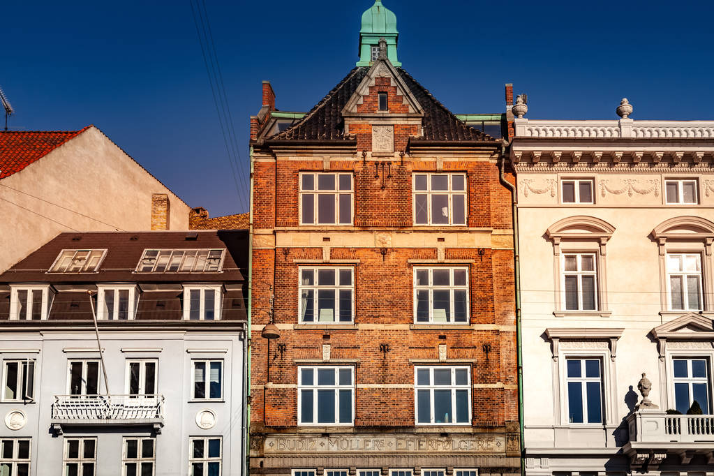 pięknych, historycznych budynków przeciw błękitne niebo w słoneczny dzień, Kopenhaga, Dania - Zdjęcie, obraz