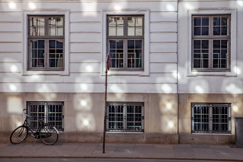 dopravní značka a kol poblíž starého domu v ulici v Kodani, Dánsko - Fotografie, Obrázek