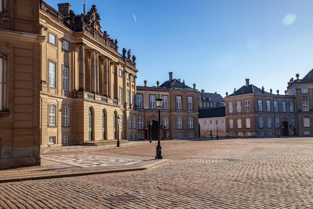 Piękny pałac Amalienborg i budynków historycznych i lamp ulicznych na pustym placu w Kopenhadze, Dania - Zdjęcie, obraz