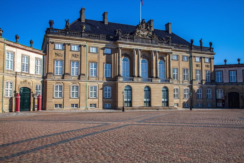 Το παλάτι Amalienborg στον άδειο δρόμο και ιστορικό κτίριο με αγάλματα και στήλες στην Κοπεγχάγη, Δανία - Φωτογραφία, εικόνα