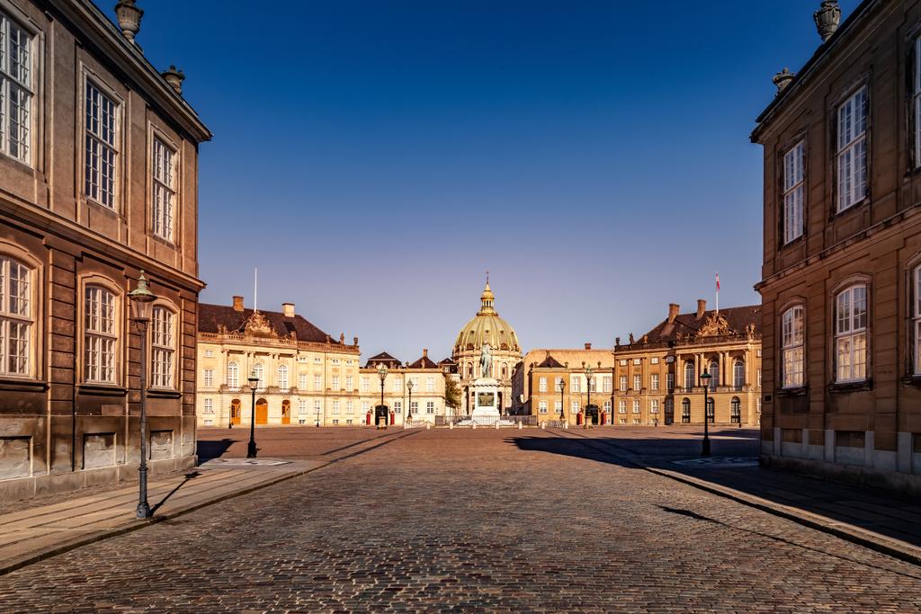 gyönyörű városkép, a történelmi épületek és a régi katedrális üres tér, Koppenhága, Dánia - Fotó, kép