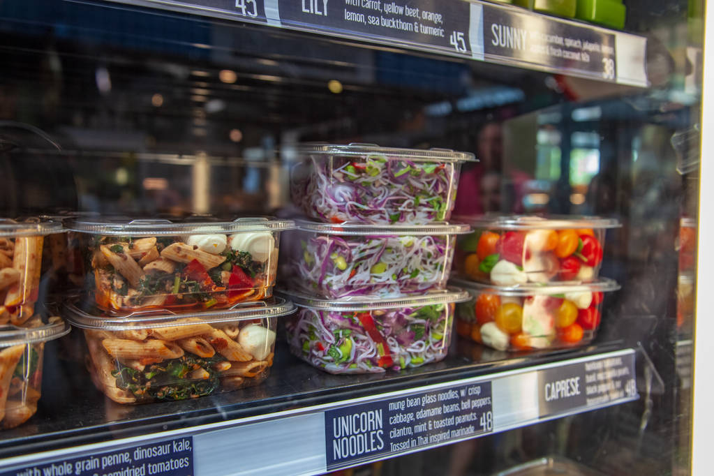 diverse soorten salade met plastic verpakkingen  - Foto, afbeelding