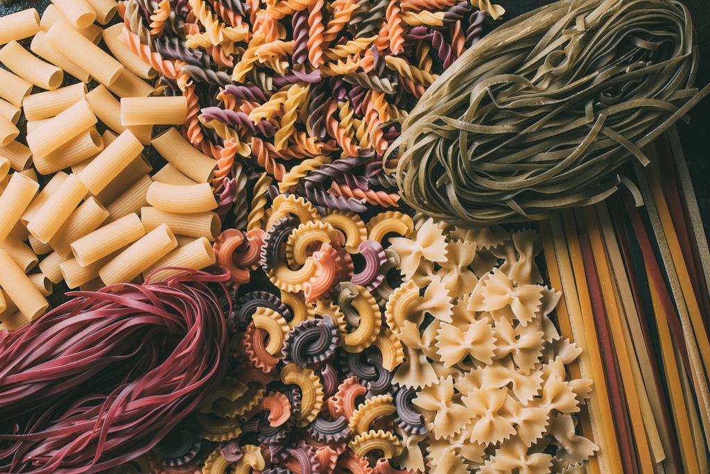 verhoogde weergave van verschillende soorten kleurrijke pasta  - Foto, afbeelding