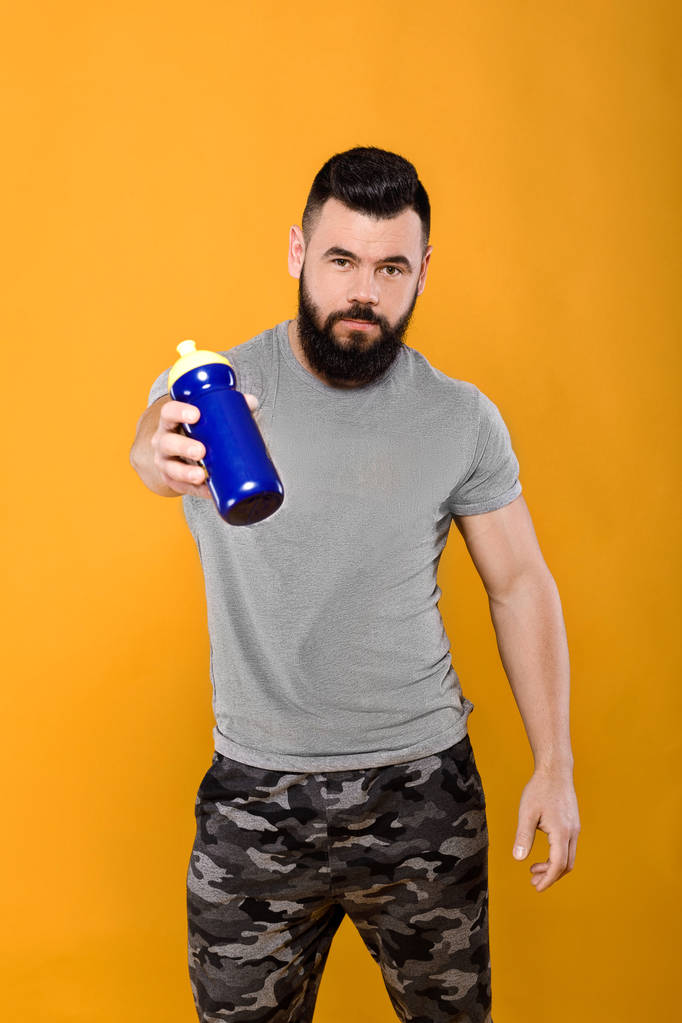 Knappe sterke man drinkt water - Foto, afbeelding