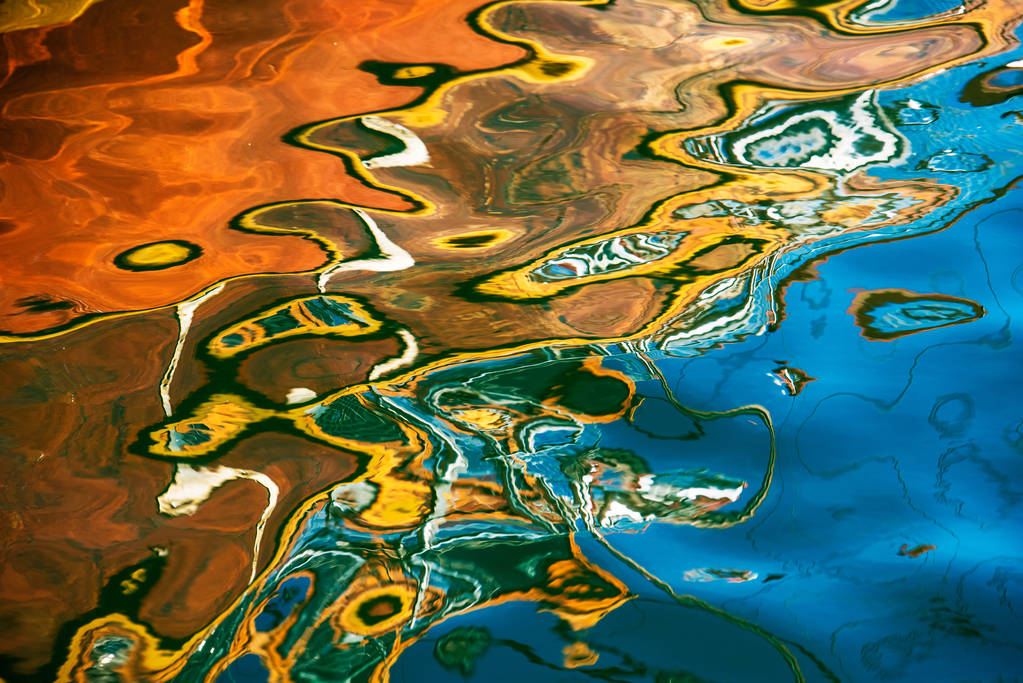 Reflexão sobre a superfície da água - Foto, Imagem