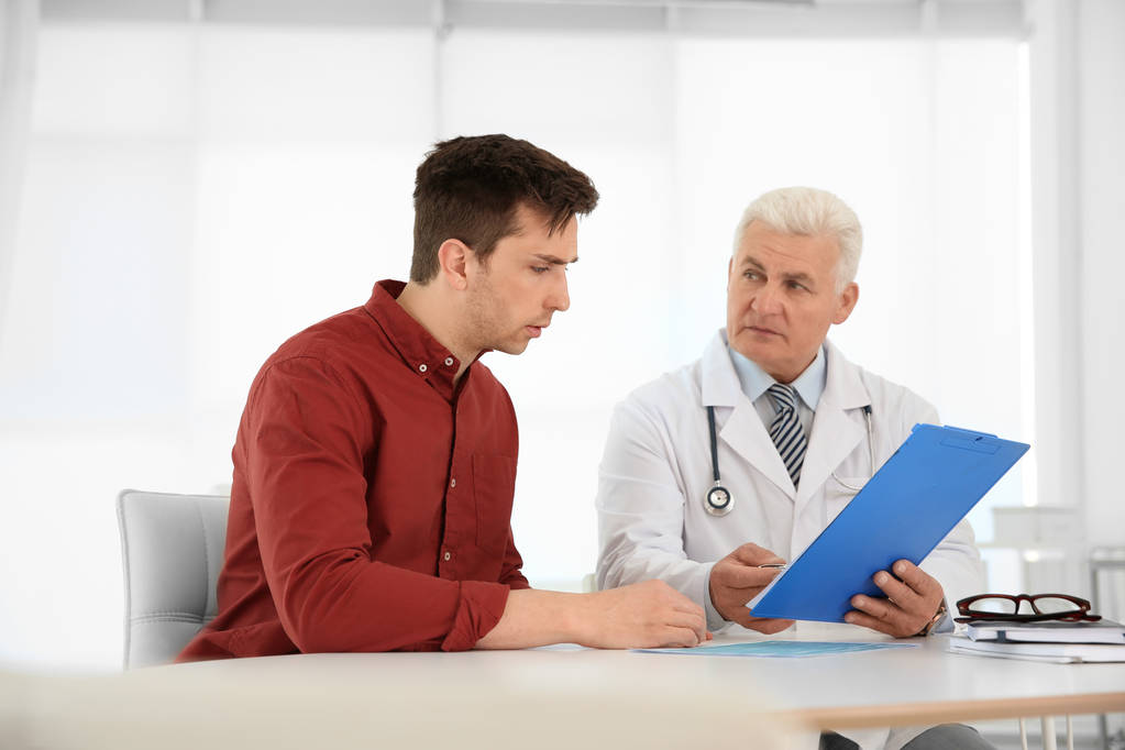 Homem com problemas de saúde visitando urologista no hospital
 - Foto, Imagem