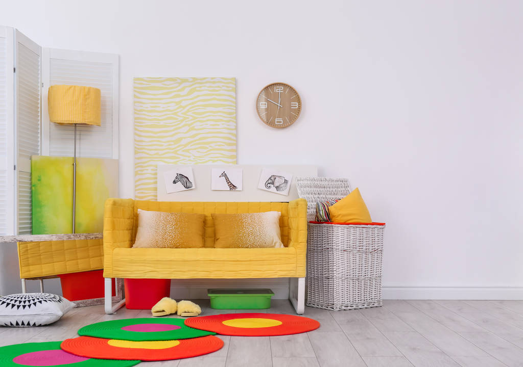 Elegante sala de estar interior com sofá confortável. Home design em cores arco-íris
 - Foto, Imagem