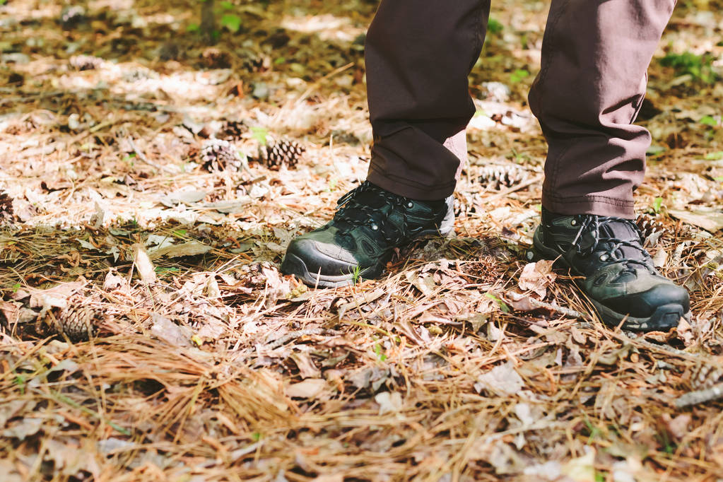 Randonneur en bottes de randonnée dans la forêt
 - Photo, image
