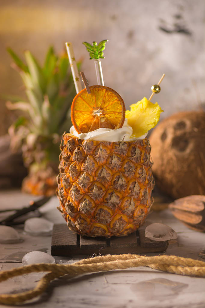 Cocktail exotique Pina Colada rempli d'ananas frais. Service de bar
. - Photo, image