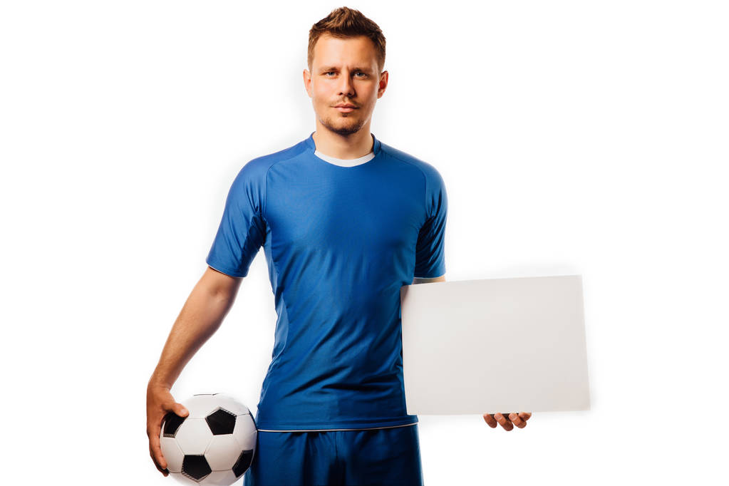Giovane giocatore di calcio bello calcio tiene palla e bianco in bianco su bianco
. - Foto, immagini