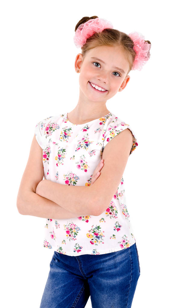 Porträt eines bezaubernd lächelnden kleinen Mädchens, isoliert auf einem weißen - Foto, Bild
