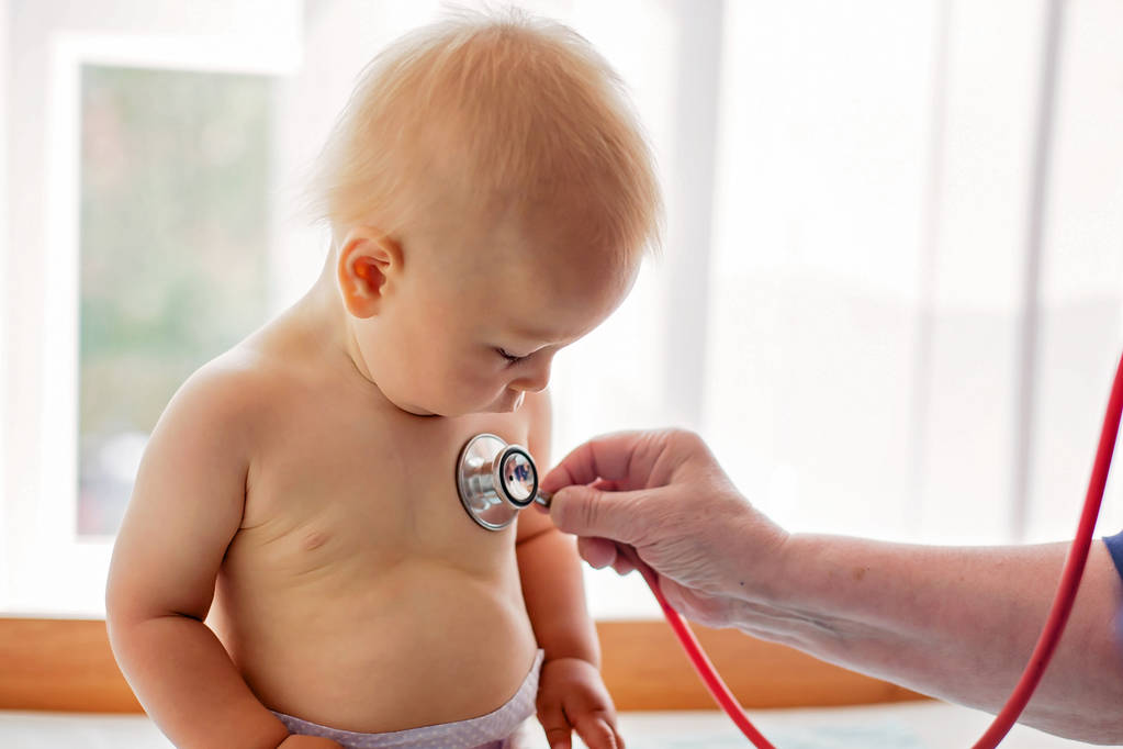 Petit garçon, tout-petit enfant ayant son bilan mensuel par pédiatrie, patient examiné avec stéthoscope
 - Photo, image