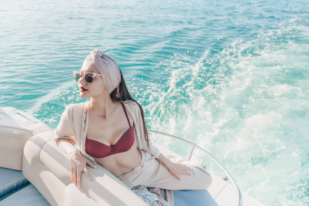piękna kobieta bogata w okulary cieszy się długo oczekiwane wakacje na jej biały jacht - Zdjęcie, obraz