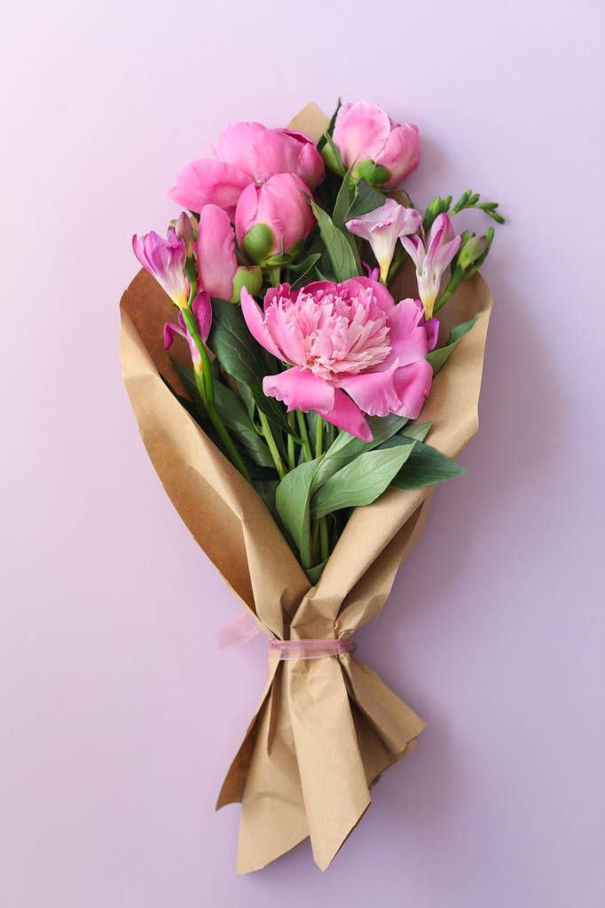 Csokor gyönyörű bazsarózsa virágok színes háttér, felülnézet - Fotó, kép
