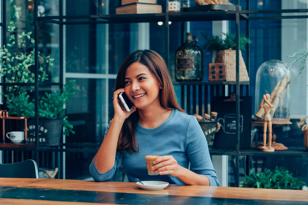 Aziatische vrouw koffie drinken in Café café - Foto, afbeelding