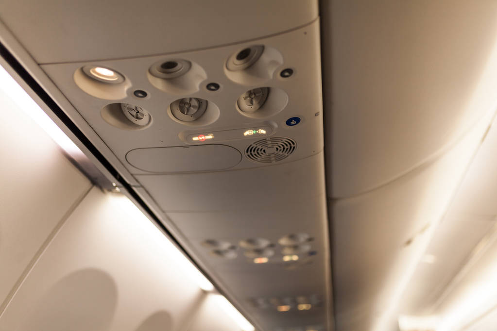 Napowietrznych konsoli w nowoczesne pasażerów samolotu. Klimatyzator przycisk i przełącznik oświetlenia. - Zdjęcie, obraz