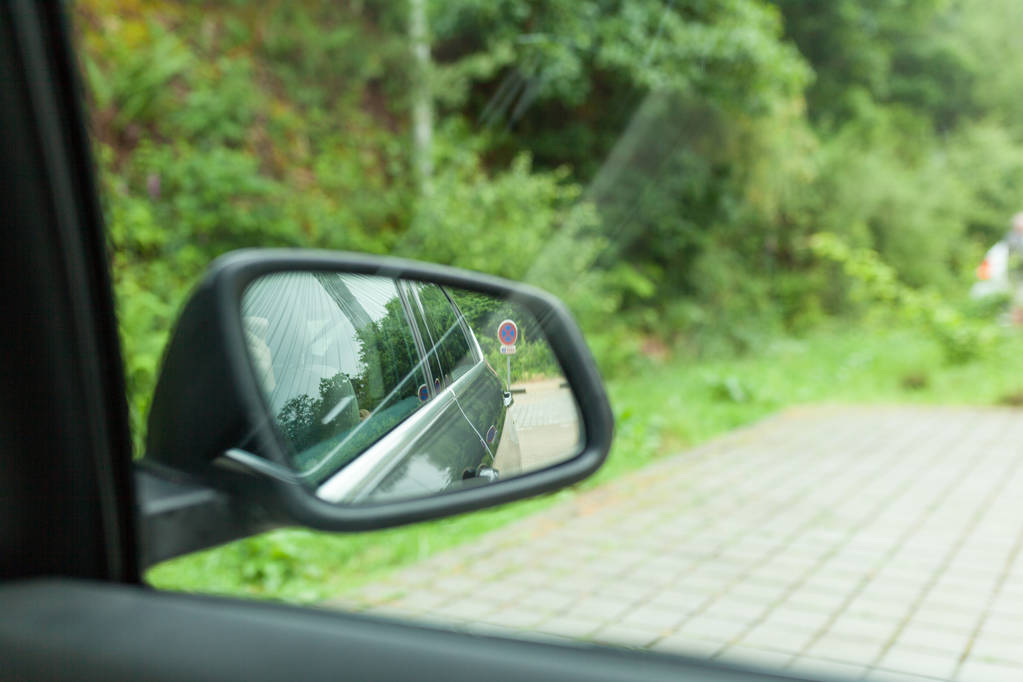 Paisaje en el espejo lateral de un coche, en el campo de carretera - Foto, imagen