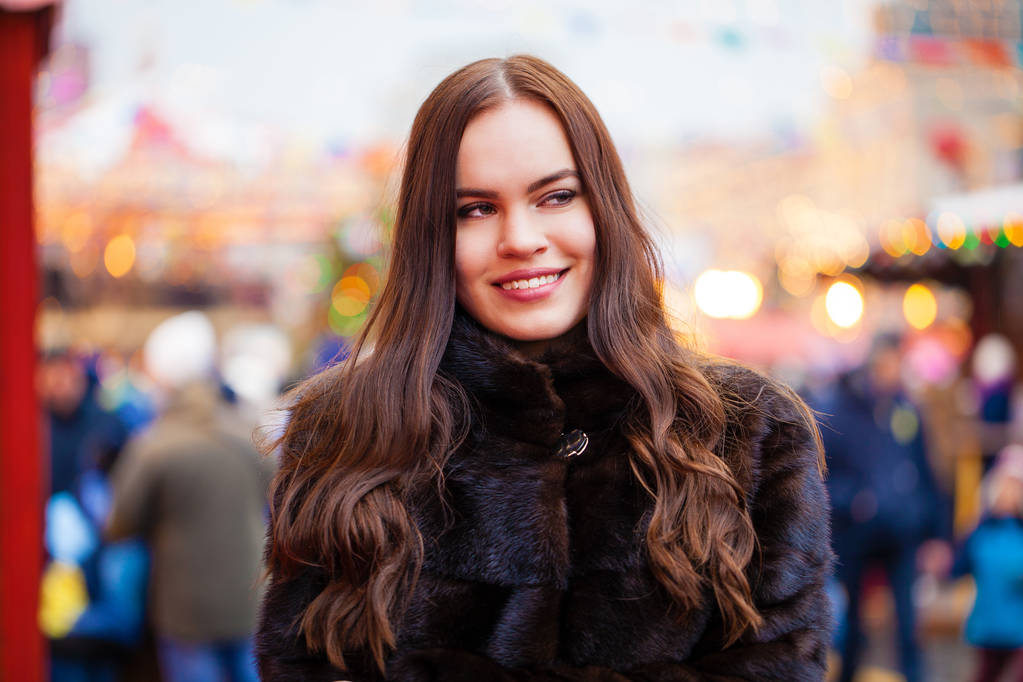 Портрет молодого красива жінка в синій шуба, постановки в зимовий Червоної площі в центрі Москви - Фото, зображення