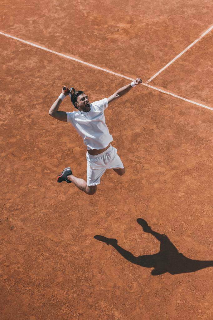 Aus der Vogelperspektive: Junge Tennisspielerin schlägt beim Sprung zu - Foto, Bild