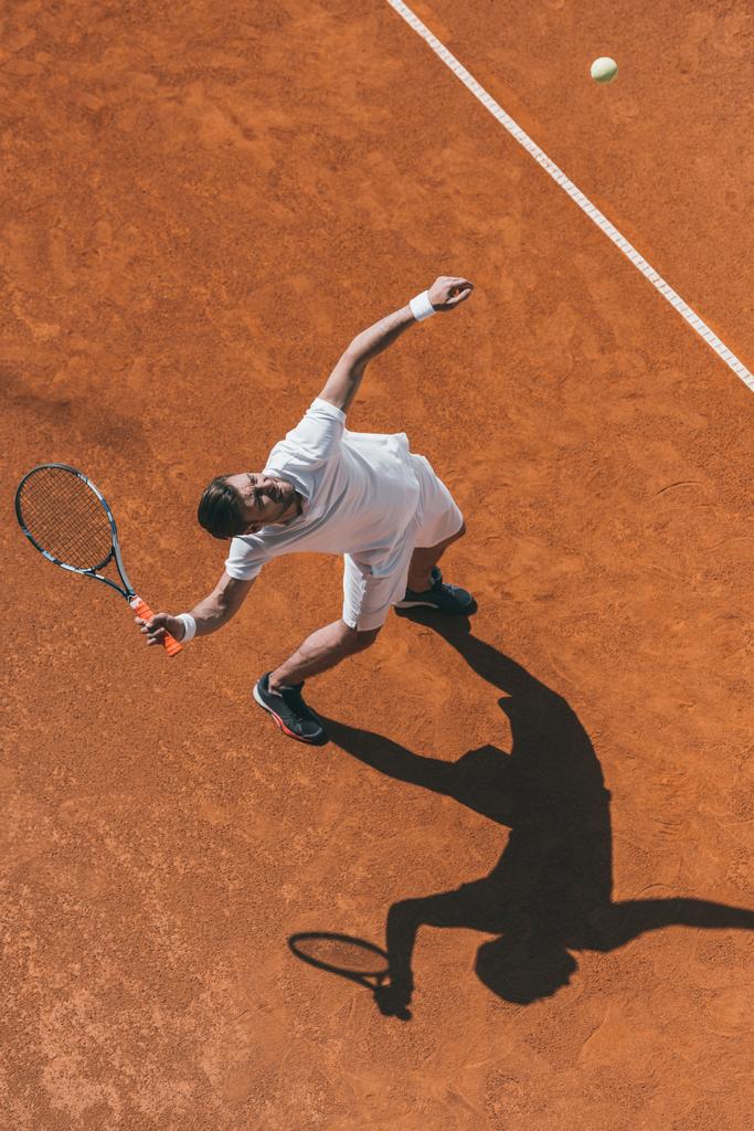 vue grand angle de l'homme faisant frapper avec raquette de tennis
 - Photo, image