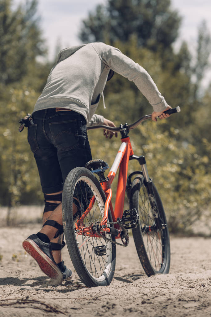 вид сзади велосипедиста с горным велосипедом
 - Фото, изображение