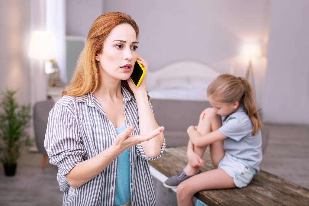 Mujer joven y ansiosa haciendo una llamada
 - Foto, Imagen