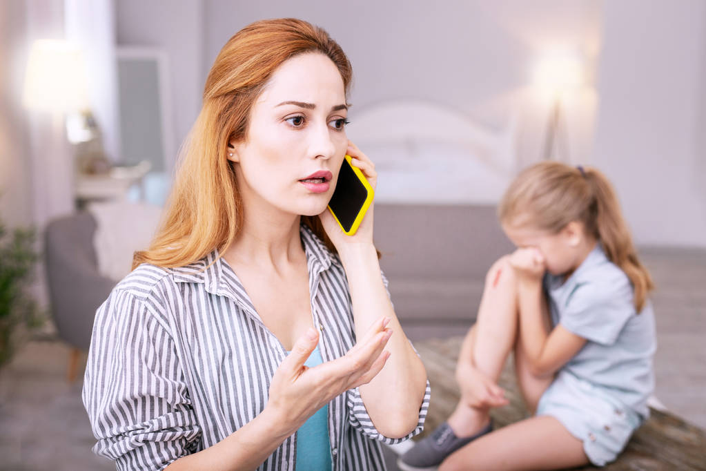 Triste mulher preocupada falando ao telefone
 - Foto, Imagem