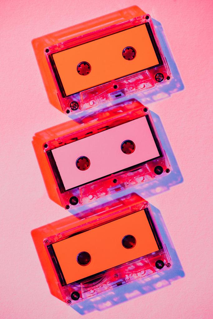 gestemde foto van kleurrijke retro audiocassettes op roze achtergrond - Foto, afbeelding