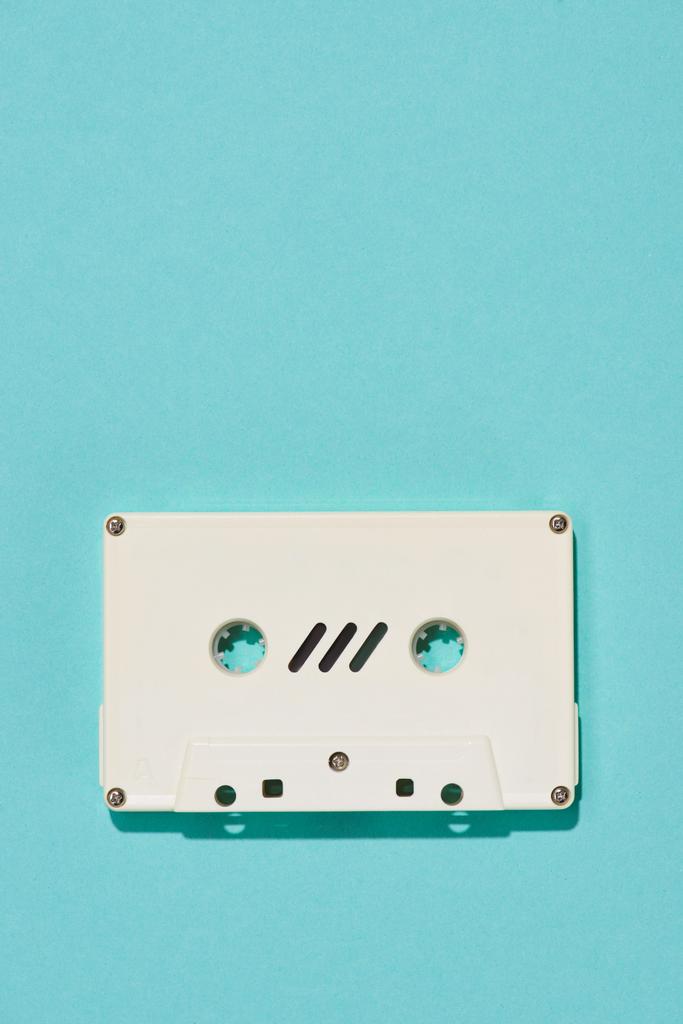 верхний вид белого ретро аудио кассеты изолированы на синий
 - Фото, изображение