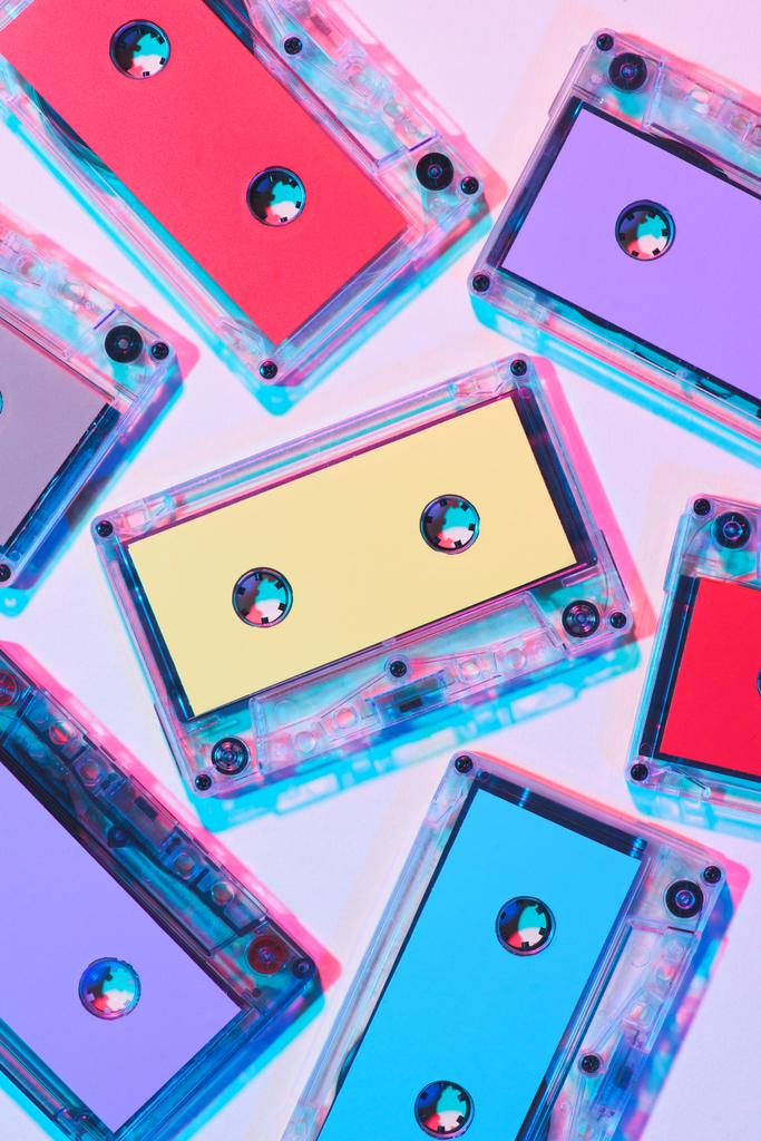вид сверху на расписанные красочные аудиокассеты на фиолетовом фоне
 - Фото, изображение