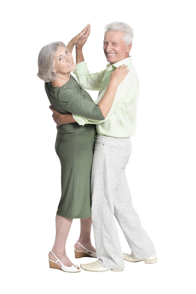 Porträt eines älteren Paares, das isoliert auf weißem Hintergrund tanzt, volle Länge - Foto, Bild
