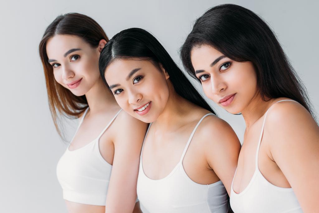 krásné multikulturní kamarádky v bílé spodní prádlo, izolované Grey - Fotografie, Obrázek