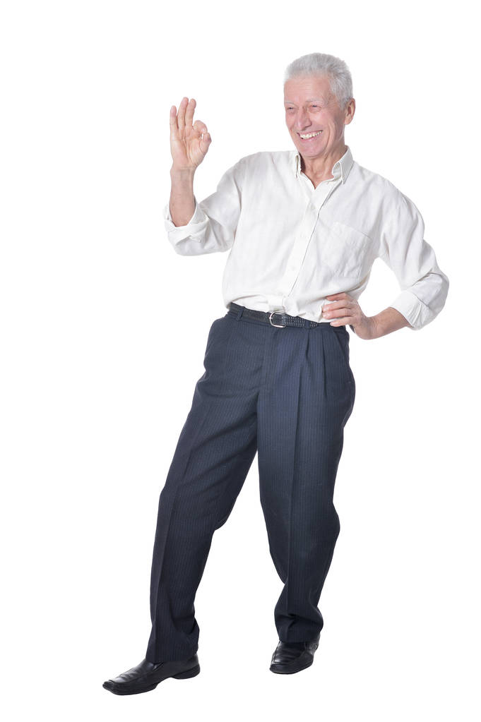 Ritratto completo di uomo anziano mostrando ok isolato su sfondo bianco
 - Foto, immagini