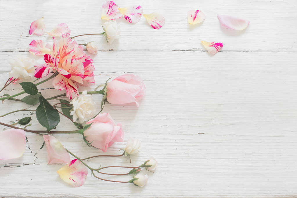 rosas no fundo de madeira branco
 - Foto, Imagem
