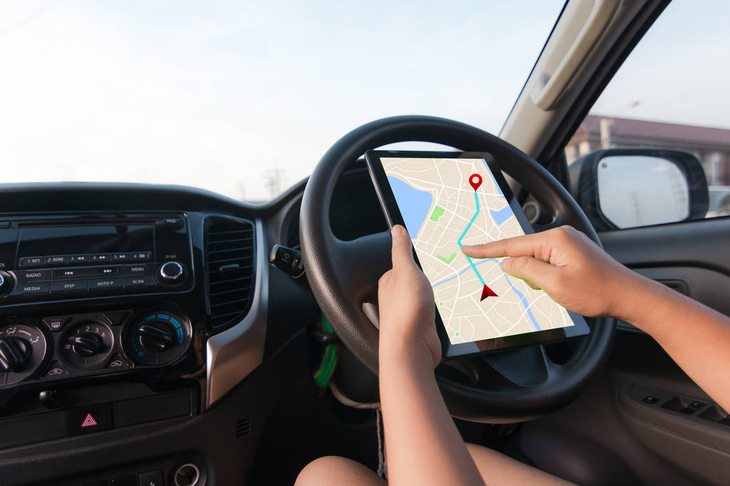 Käsi nainen käyttää tabletti gps navigaattori kartta sovellus SUV auto
 - Valokuva, kuva