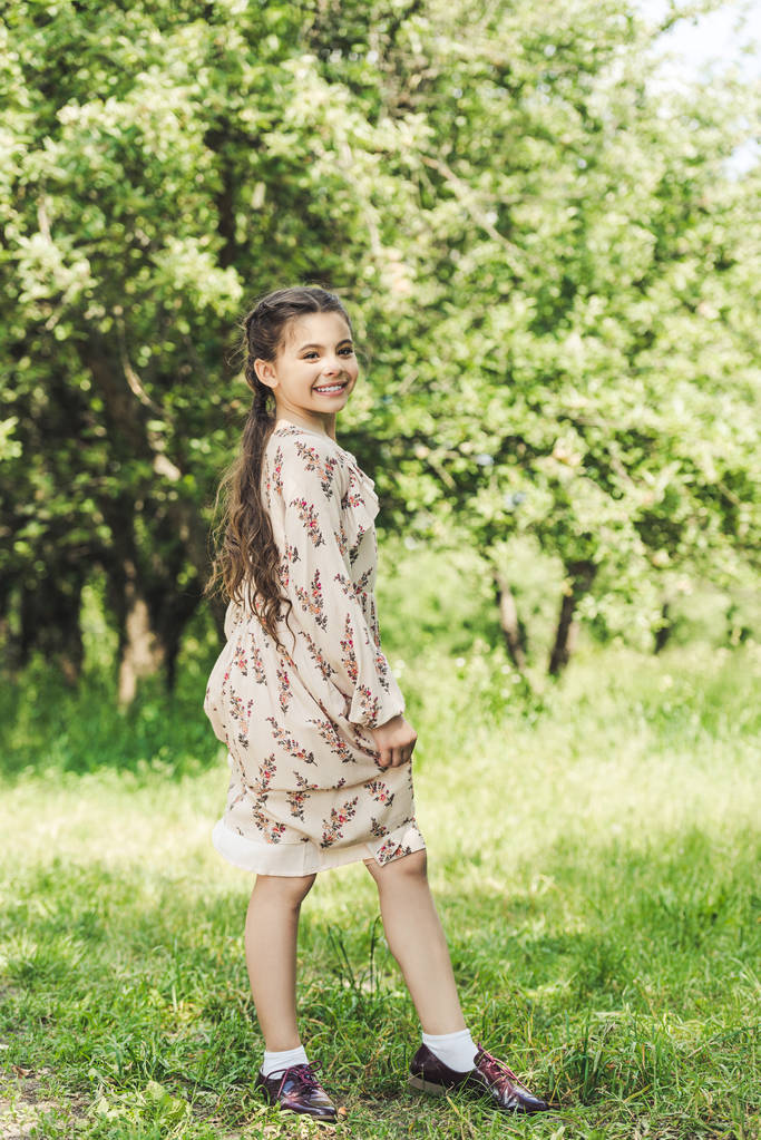 enfant heureux en robe élégante posant dans le parc d'été
 - Photo, image