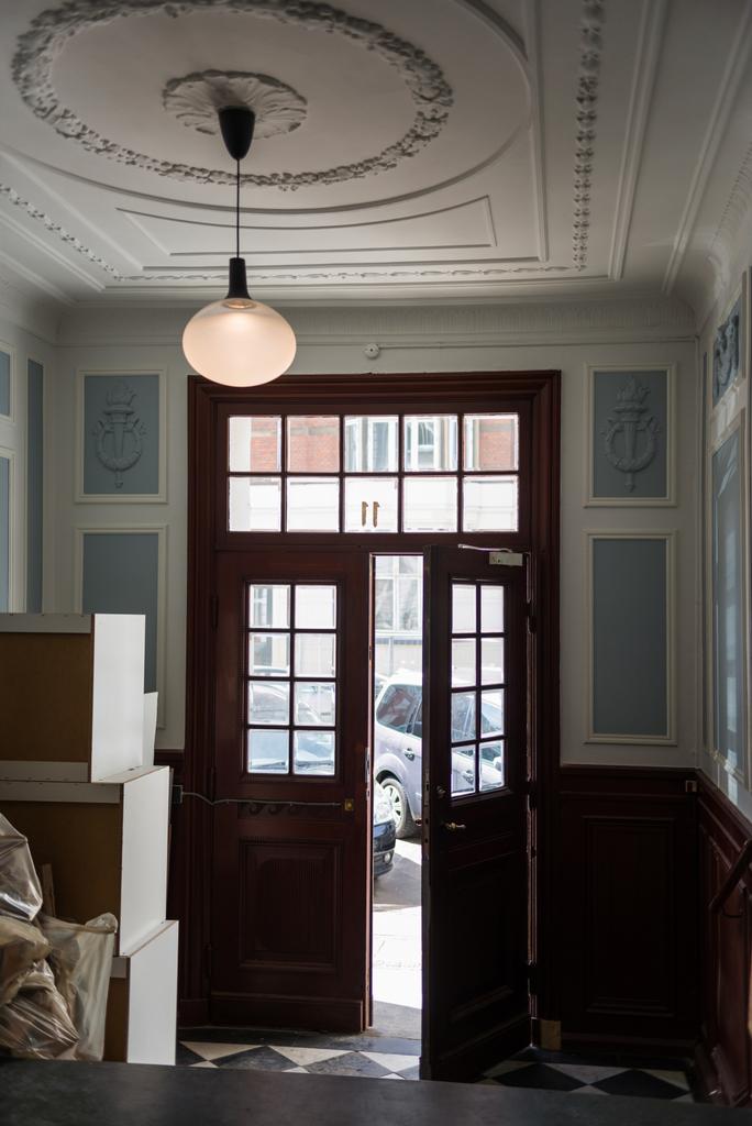 malowniczy widok otwartych drzwi drewniane w pokojach, Kopenhaga, Dania - Zdjęcie, obraz