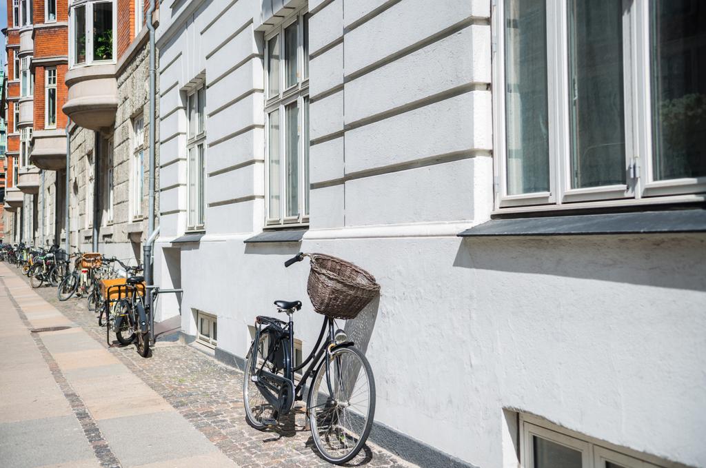 miejski scena z rowerami zaparkowany na ulicy w Kopenhadze, Dania - Zdjęcie, obraz