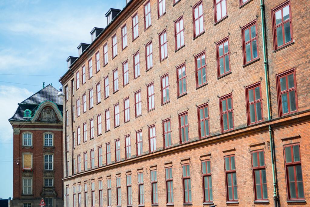 Stadtbild mit historischem Gebäude und klarem blauen Himmel, Kopenhagen, Dänemark - Foto, Bild