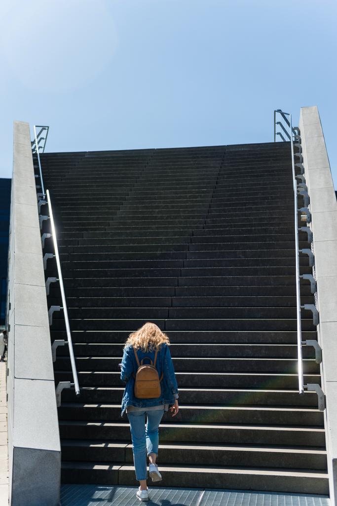 резервного зору жінка йде вгору по сходах в Копенгагені, Данія - Фото, зображення