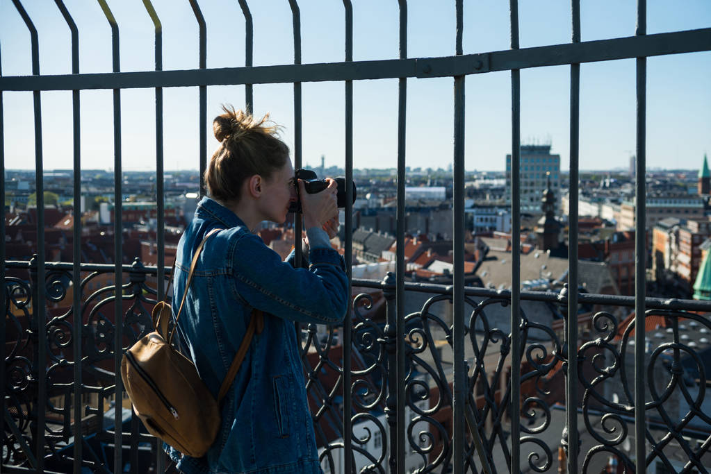 foco seletivo da mulher jovem tirando foto da cidade de copenhagen, denmark
 - Foto, Imagem