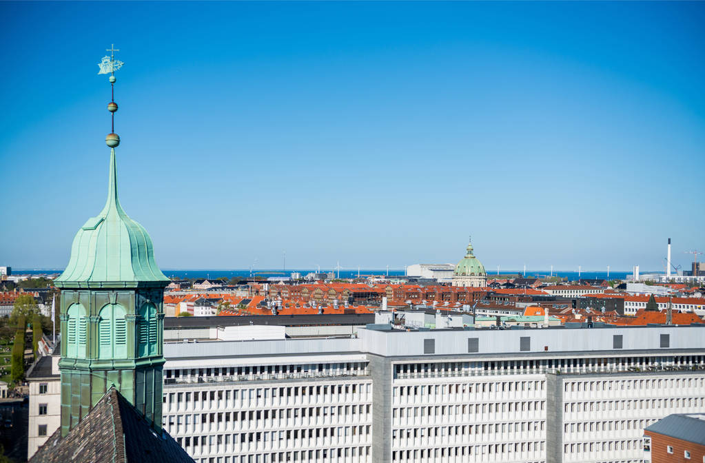 мальовничий міський пейзаж Копенгагена з будівлями та дахами
 - Фото, зображення
