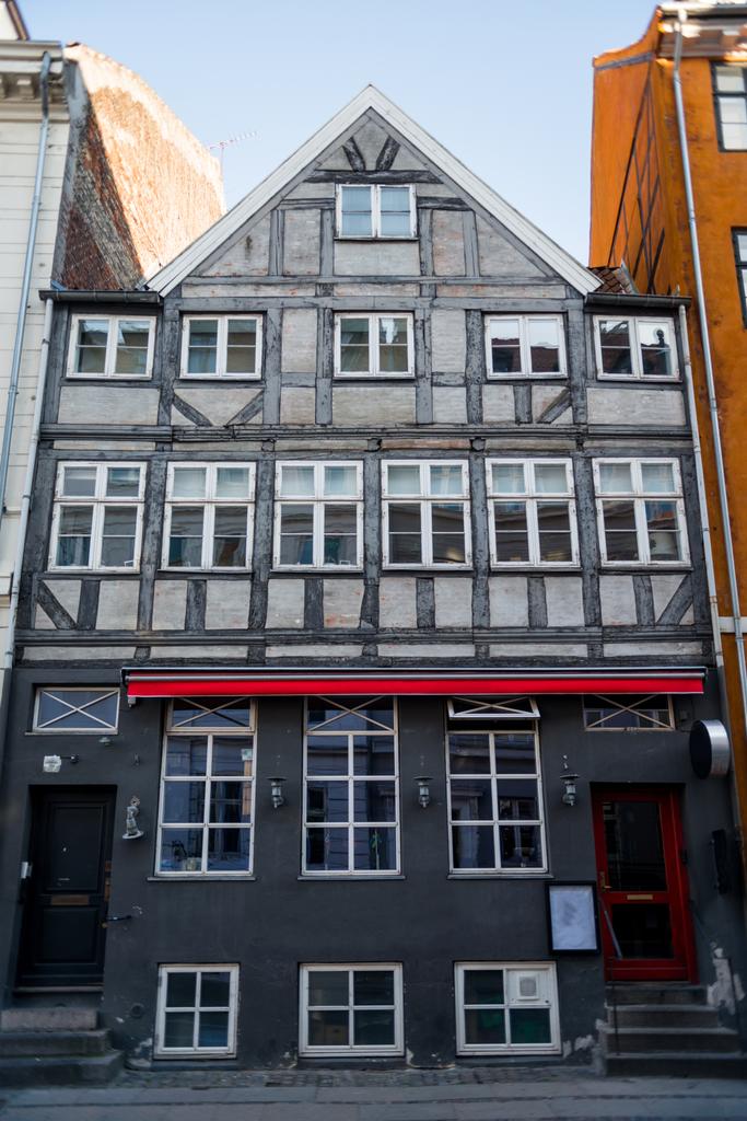 コペンハーゲン、デンマークの通りに美しい伝統的な家の低角度のビュー - 写真・画像
