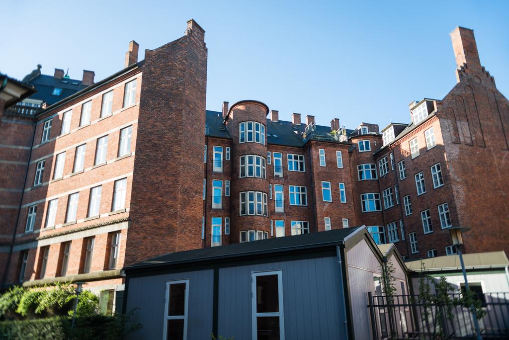 низький кут зору сучасних будинків на вулиці в Копенгагені, Данія - Фото, зображення
