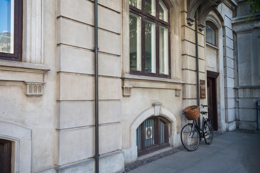 Fahrrad mit Korb in der Nähe eines alten Hauses in Kopenhagen, Dänemark - Foto, Bild